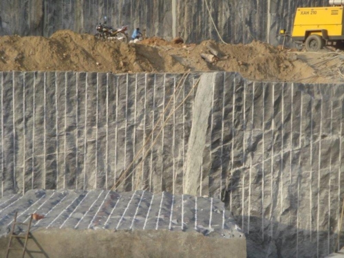 granit-blöcke-abtrennen-mit-betonamit